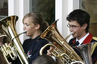 Jongen en meisje met tuba